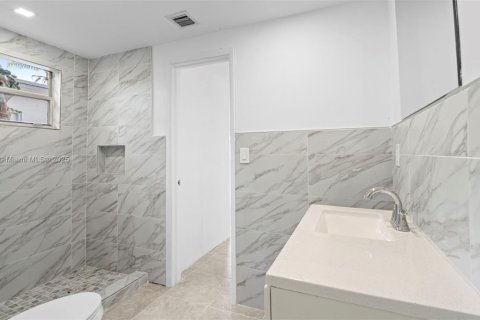 House in North Miami, Florida 3 bedrooms, 151.8 sq.m. № 1971607 - photo 13