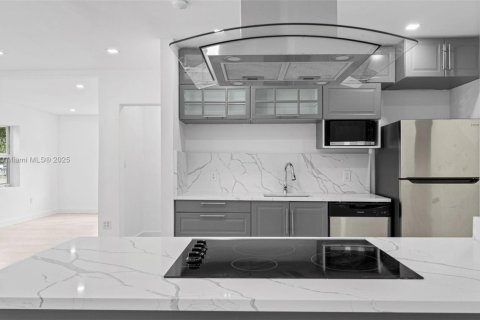 House in North Miami, Florida 3 bedrooms, 151.8 sq.m. № 1971607 - photo 19