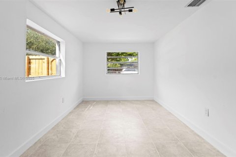 House in North Miami, Florida 3 bedrooms, 151.8 sq.m. № 1971607 - photo 17
