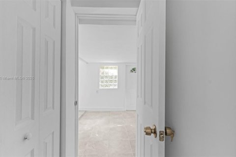 House in North Miami, Florida 3 bedrooms, 151.8 sq.m. № 1971607 - photo 10