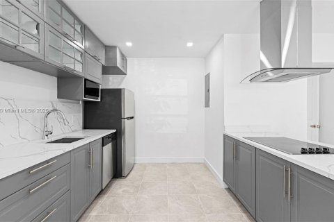 House in North Miami, Florida 3 bedrooms, 151.8 sq.m. № 1971607 - photo 7