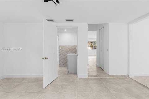 House in North Miami, Florida 3 bedrooms, 151.8 sq.m. № 1971607 - photo 12