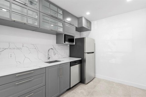 House in North Miami, Florida 3 bedrooms, 151.8 sq.m. № 1971607 - photo 8