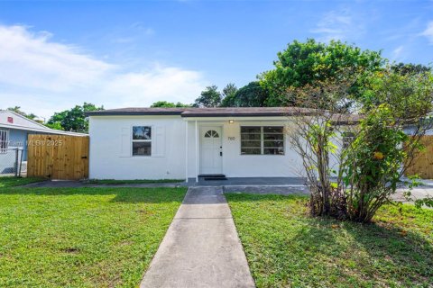 House in North Miami, Florida 3 bedrooms, 151.8 sq.m. № 1971607 - photo 30