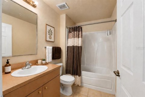 Condo in Gainesville, Florida, 4 bedrooms  № 2324674 - photo 17