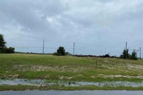 Propiedad comercial en venta en Cape Coral, Florida № 1874379 - foto 2