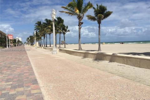 Condo in Hollywood, Florida, 2 bedrooms  № 1877781 - photo 7