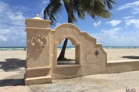 Condo in Hollywood, Florida, 2 bedrooms  № 1877781 - photo 6