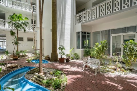 Купить кондоминиум в Бей-Харбор-Айлендс, Флорида 1 спальня, 85.38м2, № 1953674 - фото 22