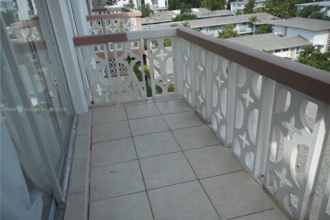 Купить кондоминиум в Бей-Харбор-Айлендс, Флорида 1 спальня, 85.38м2, № 1953674 - фото 8