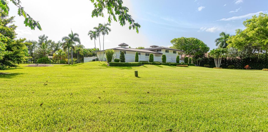 House in Plantation, Florida 5 bedrooms, 372.82 sq.m. № 2084137