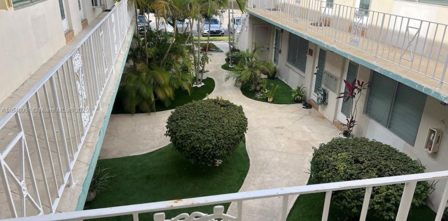 Condo in North Miami Beach, Florida, 8 bedrooms № 1811568