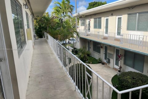 Condo in North Miami Beach, Florida, 8 bedrooms  № 1811568 - photo 3