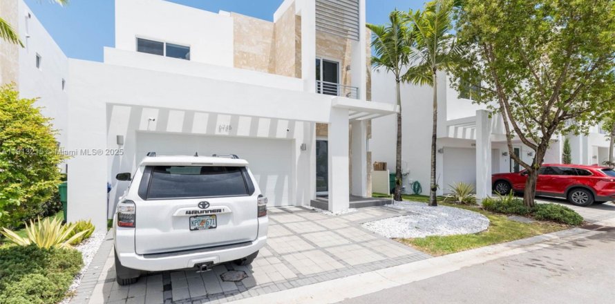 House in Doral, Florida 4 bedrooms, 258.45 sq.m. № 2013706