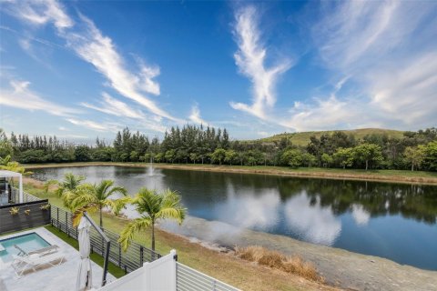 House in Doral, Florida 4 bedrooms, 258.45 sq.m. № 2013706 - photo 27