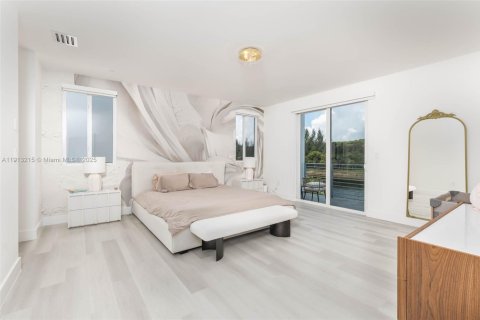 House in Doral, Florida 4 bedrooms, 258.45 sq.m. № 2013706 - photo 21