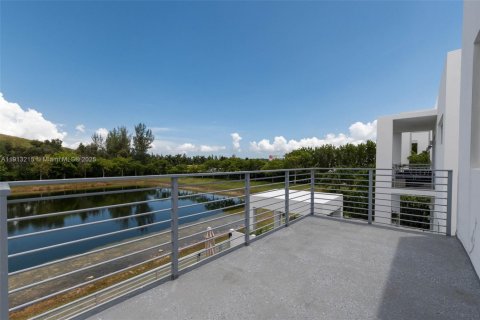 House in Doral, Florida 4 bedrooms, 258.45 sq.m. № 2013706 - photo 26