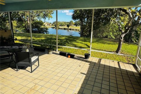 Townhouse in Miami, Florida 3 bedrooms, 147.9 sq.m. № 2025689