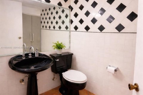 House in Miami, Florida 3 bedrooms, 146.97 sq.m. № 2017502 - photo 11