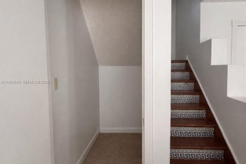 House in Miami, Florida 3 bedrooms, 146.97 sq.m. № 2017502 - photo 9