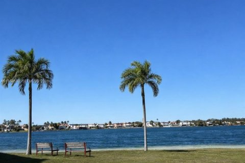 House in Miami, Florida 3 bedrooms, 146.97 sq.m. № 2017502 - photo 16