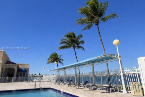 House in Miami, Florida 3 bedrooms, 146.97 sq.m. № 2017502 - photo 15