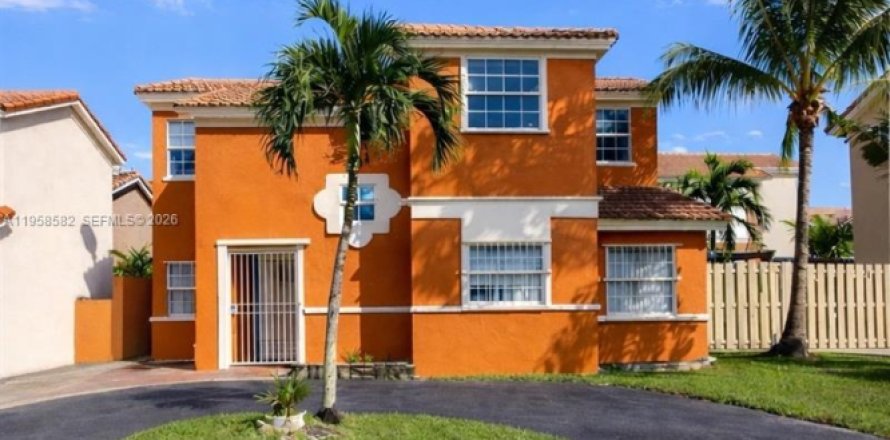 House in Miami, Florida 3 bedrooms, 146.97 sq.m. № 2017502