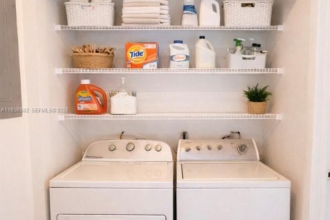 House in Miami, Florida 3 bedrooms, 146.97 sq.m. № 2017502 - photo 12