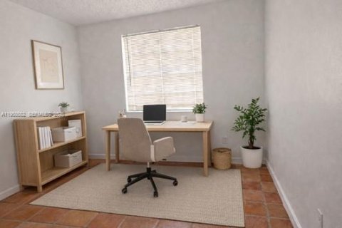 House in Miami, Florida 3 bedrooms, 146.97 sq.m. № 2017502 - photo 8