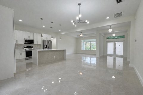 House in Port St. Lucie, Florida 4 bedrooms, 206.43 sq.m. № 2146988 - photo 7