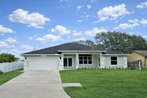 House in Port St. Lucie, Florida 4 bedrooms, 206.43 sq.m. № 2146988 - photo 2