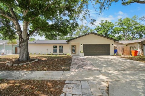 House in Largo, Florida 4 bedrooms, 166.48 sq.m. № 2204503 - photo 2