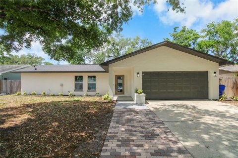 House in Largo, Florida 4 bedrooms, 166.48 sq.m. № 2204503