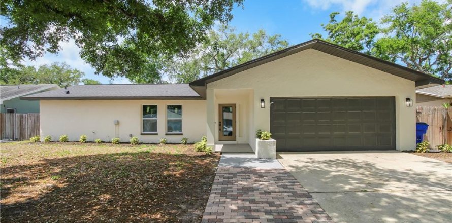 House in Largo, Florida 4 bedrooms, 166.48 sq.m. № 2204503