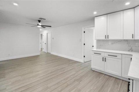 House in Largo, Florida 4 bedrooms, 166.48 sq.m. № 2204503 - photo 14