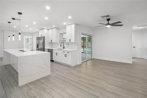 House in Largo, Florida 4 bedrooms, 166.48 sq.m. № 2204503 - photo 17