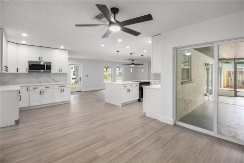 House in Largo, Florida 4 bedrooms, 166.48 sq.m. № 2204503 - photo 16