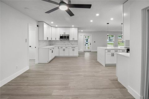 House in Largo, Florida 4 bedrooms, 166.48 sq.m. № 2204503 - photo 15