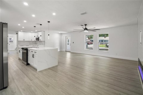 House in Largo, Florida 4 bedrooms, 166.48 sq.m. № 2204503 - photo 7
