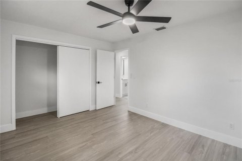 House in Largo, Florida 4 bedrooms, 166.48 sq.m. № 2204503 - photo 25