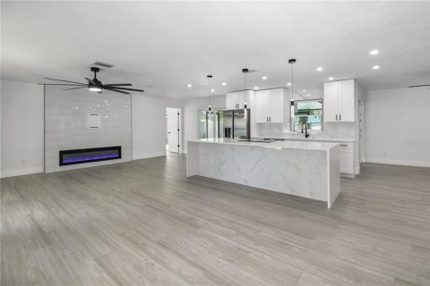House in Largo, Florida 4 bedrooms, 166.48 sq.m. № 2204503 - photo 5