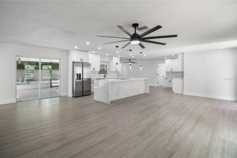 House in Largo, Florida 4 bedrooms, 166.48 sq.m. № 2204503 - photo 6