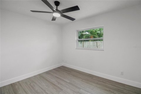 House in Largo, Florida 4 bedrooms, 166.48 sq.m. № 2204503 - photo 26