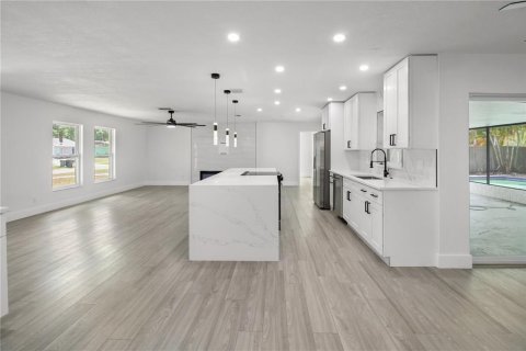 House in Largo, Florida 4 bedrooms, 166.48 sq.m. № 2204503 - photo 18