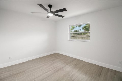 House in Largo, Florida 4 bedrooms, 166.48 sq.m. № 2204503 - photo 24