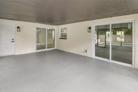 House in Largo, Florida 4 bedrooms, 166.48 sq.m. № 2204503 - photo 28