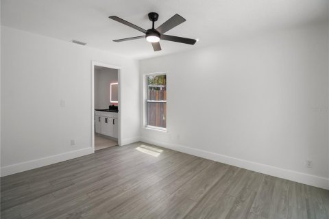 House in Largo, Florida 4 bedrooms, 166.48 sq.m. № 2204503 - photo 8