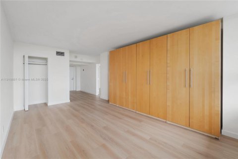 Снять в аренду кондоминиум в Майами, Флорида 2 спальни, 113.81м2, № 1966139 - фото 28