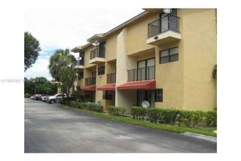 Condo in Coral Springs, Florida, 2 bedrooms  № 1988292 - photo 1