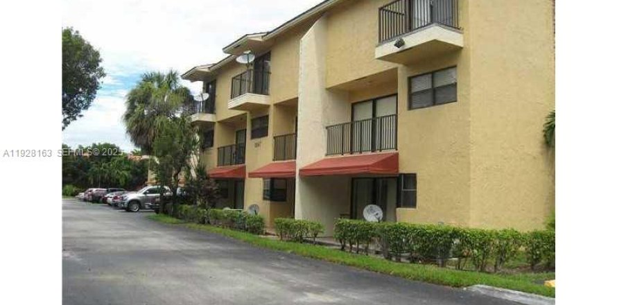 Condo in Coral Springs, Florida, 2 bedrooms  № 1988292